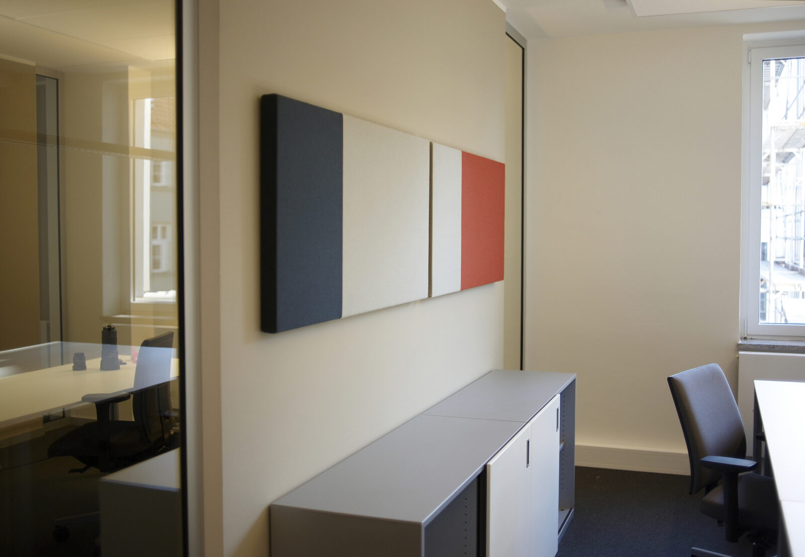Wandabsorber in Blau, Weiß und Rot im Büro