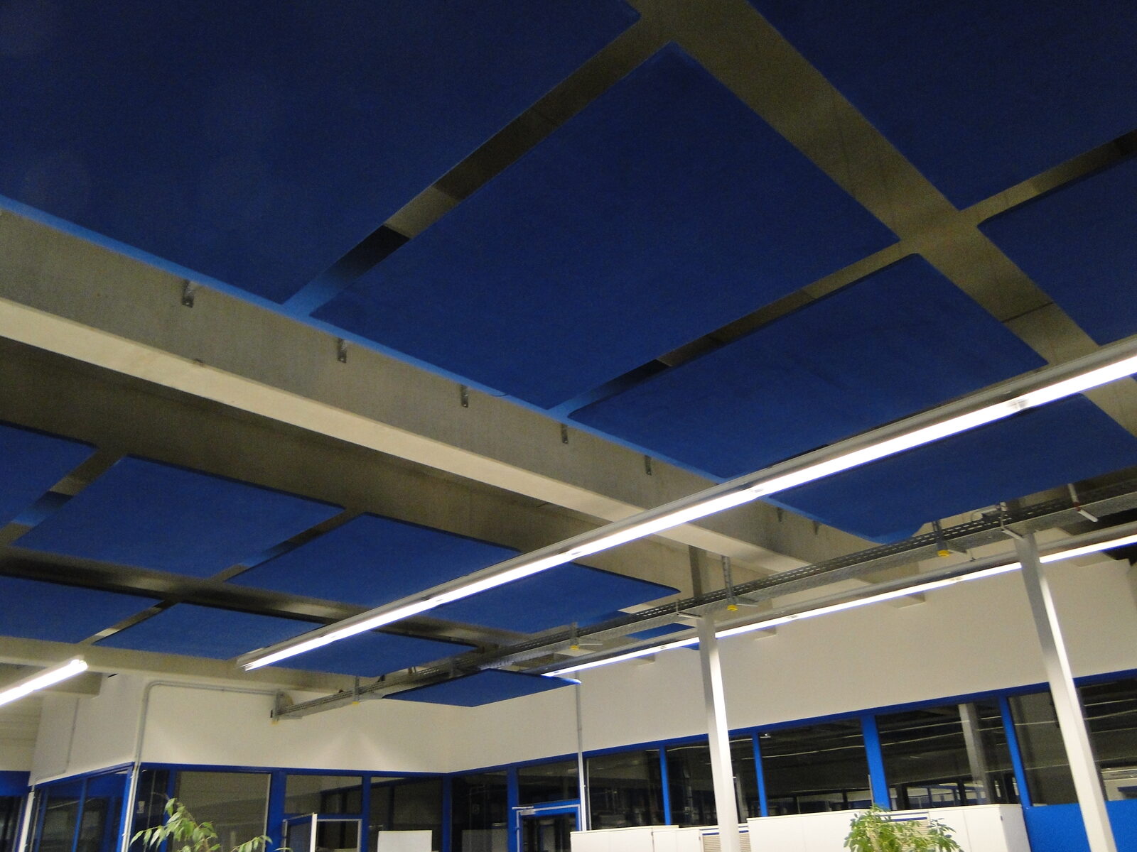 Blaue Deckensegel im Großraumbüro