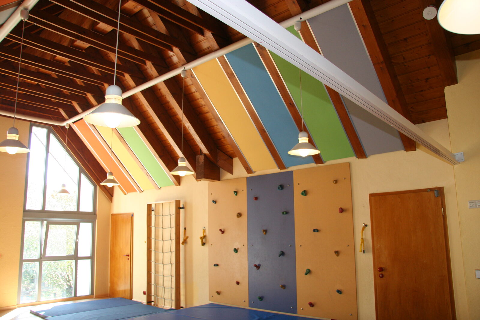 Farbige Akustikpaneele im Gruppenraum eines Kindergartens