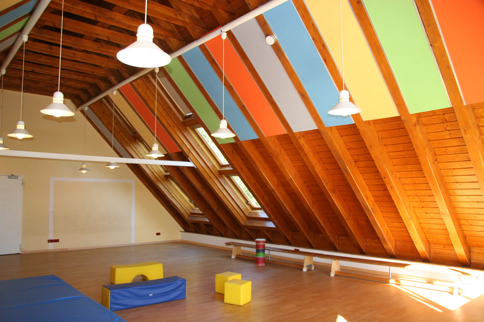 Schallabsorber an der Decke eines Kita-Spielbereichs