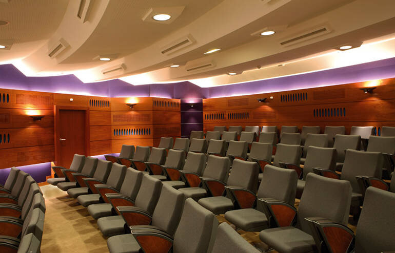 Akustikpaneele in einem Auditorium