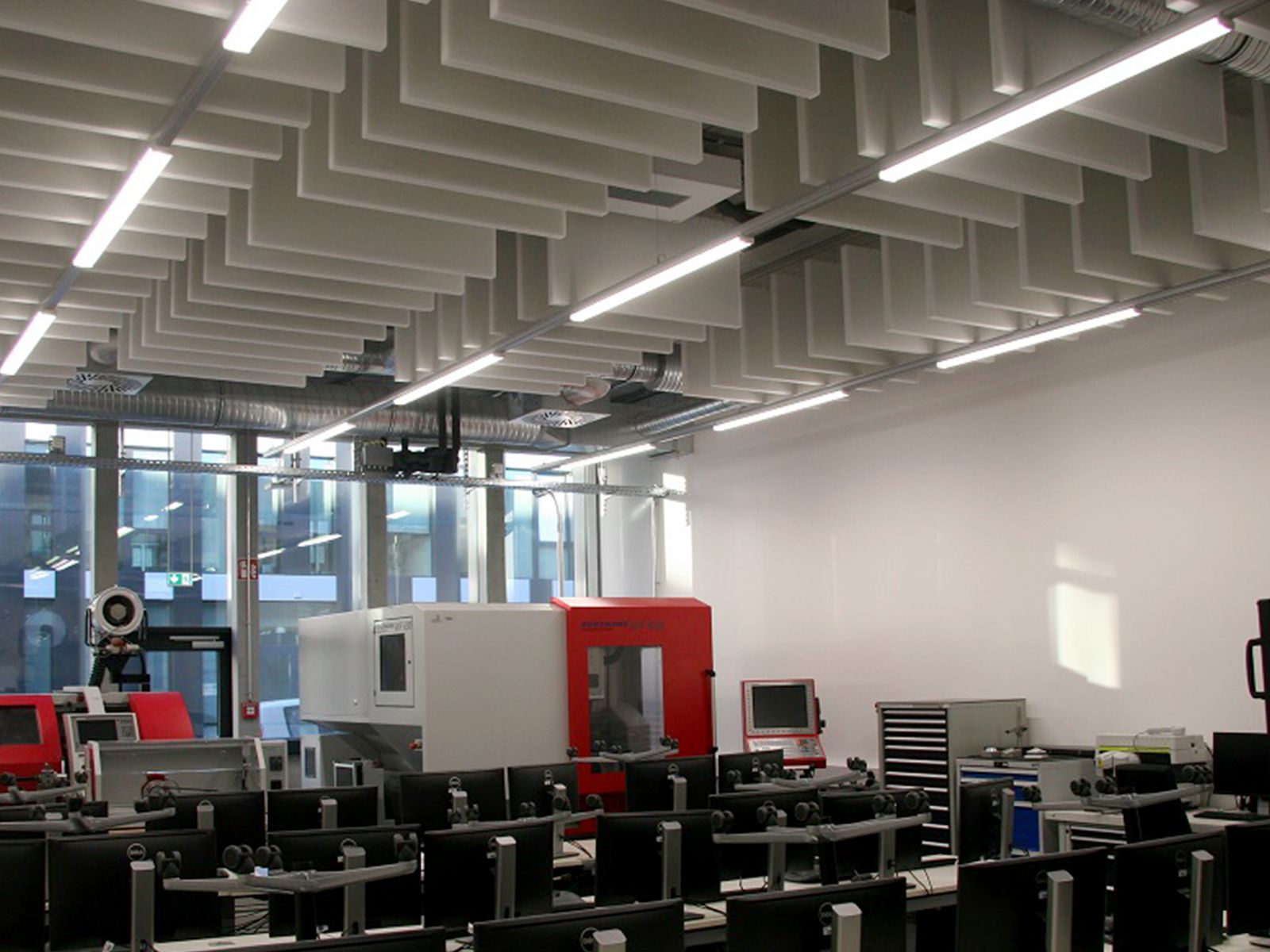 CNC-Bereich unter einer flächigen Baffeldecke