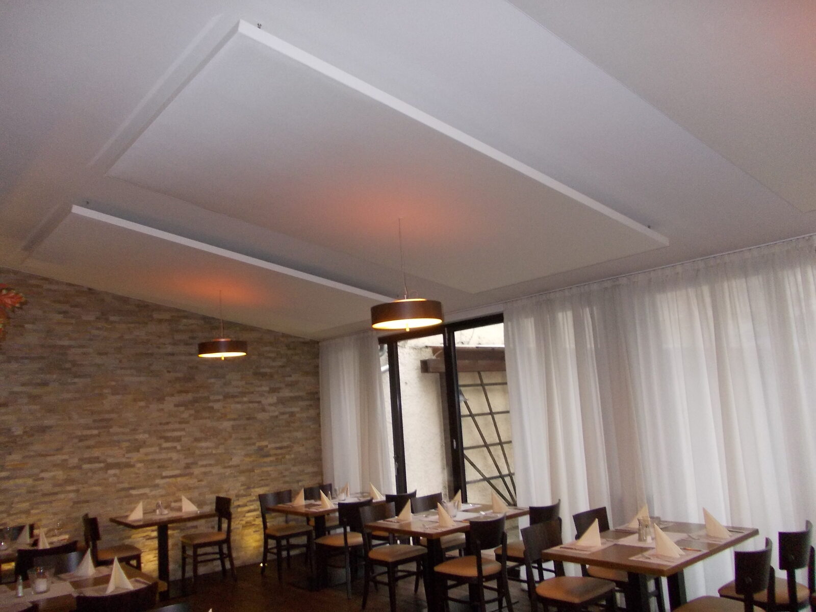 Gastraum eines Restaurants mit Deckenabsorbern