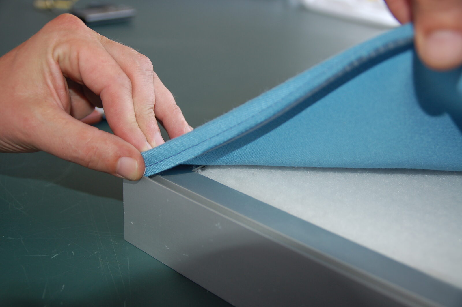Handbespannung eines Absorber-Rahmens in der eigenen Fertigung