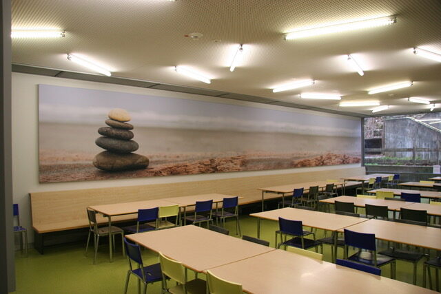 Akustikbild mit Zen-Steinen-Motiv im Seminarraum