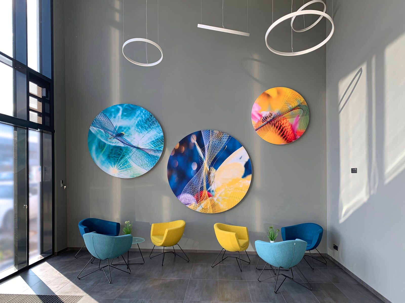 Runde AluWall-Absorber mit Motivdruck in einer Lounge