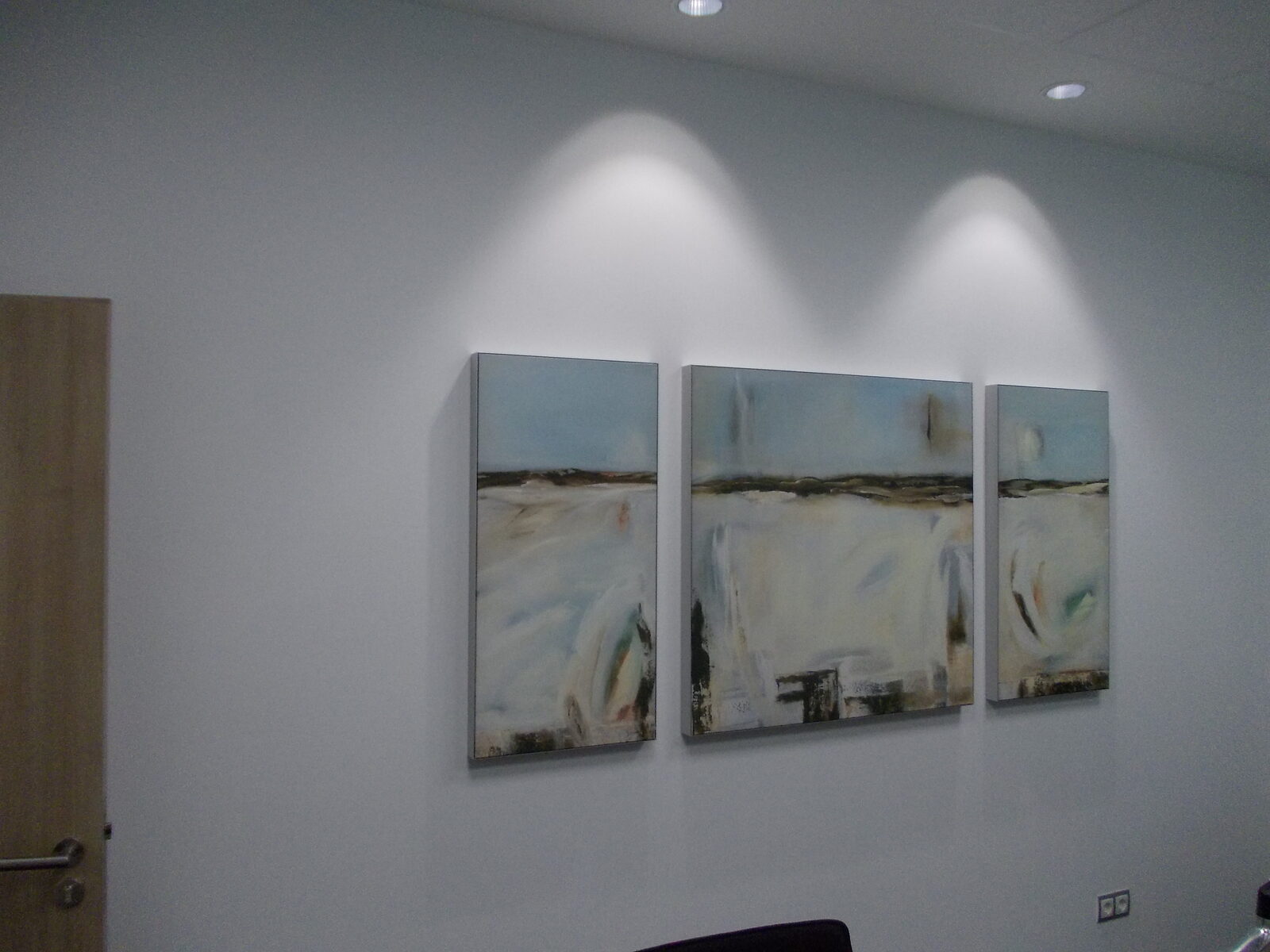 Dreiteiliges Akustikbild mit Landschaftsmotiv im Büro