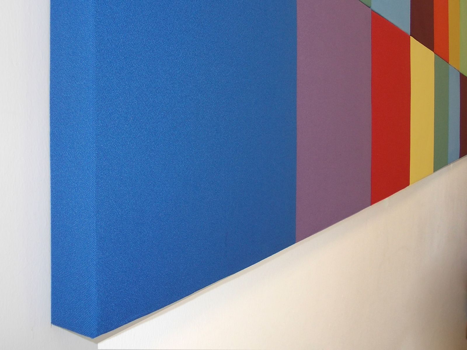 Detail eines stoffbespannten Breitbandabsorbers mit Aluminiumrahmen