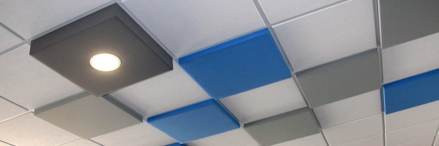 Akustische Deckenplatten in einer Rasterdecke