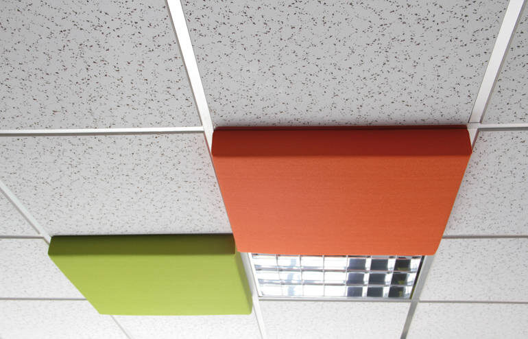 Bunte Deckenkörper als Würfel-Absorber
