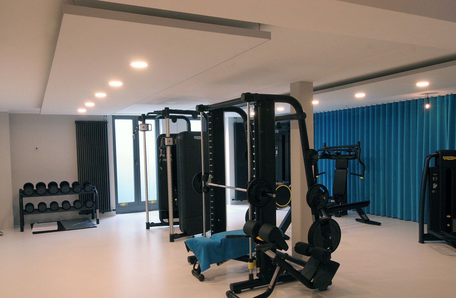 Deckensegel mit integrierten Downlights in einem Fitnessstudio