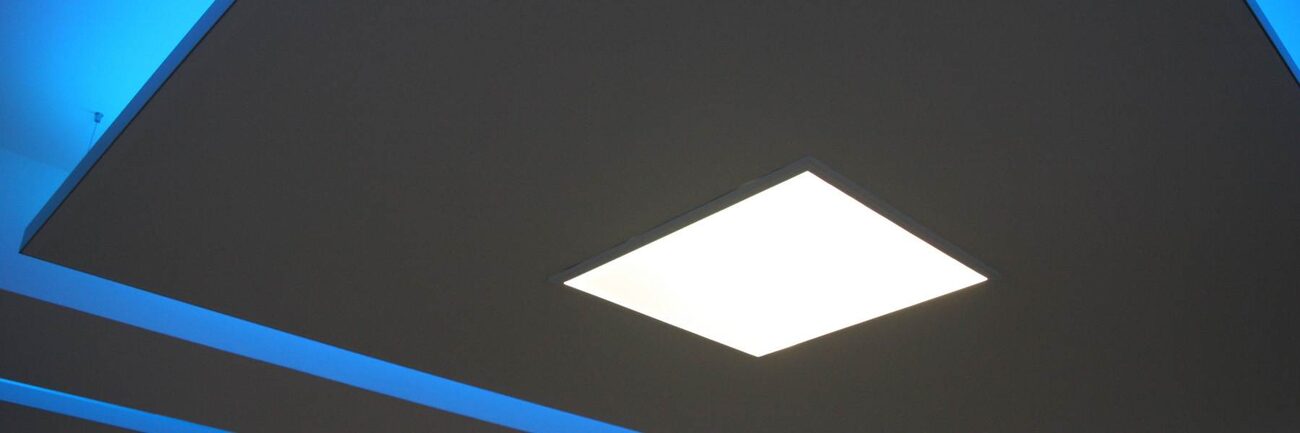 Deckensegel mit LED-Beleuchtung in Farbe