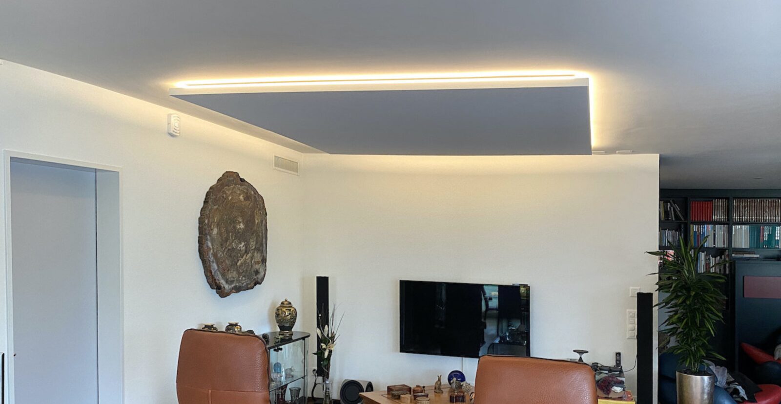 Deckensegel mit umlaufendem LED-Lichtkranz