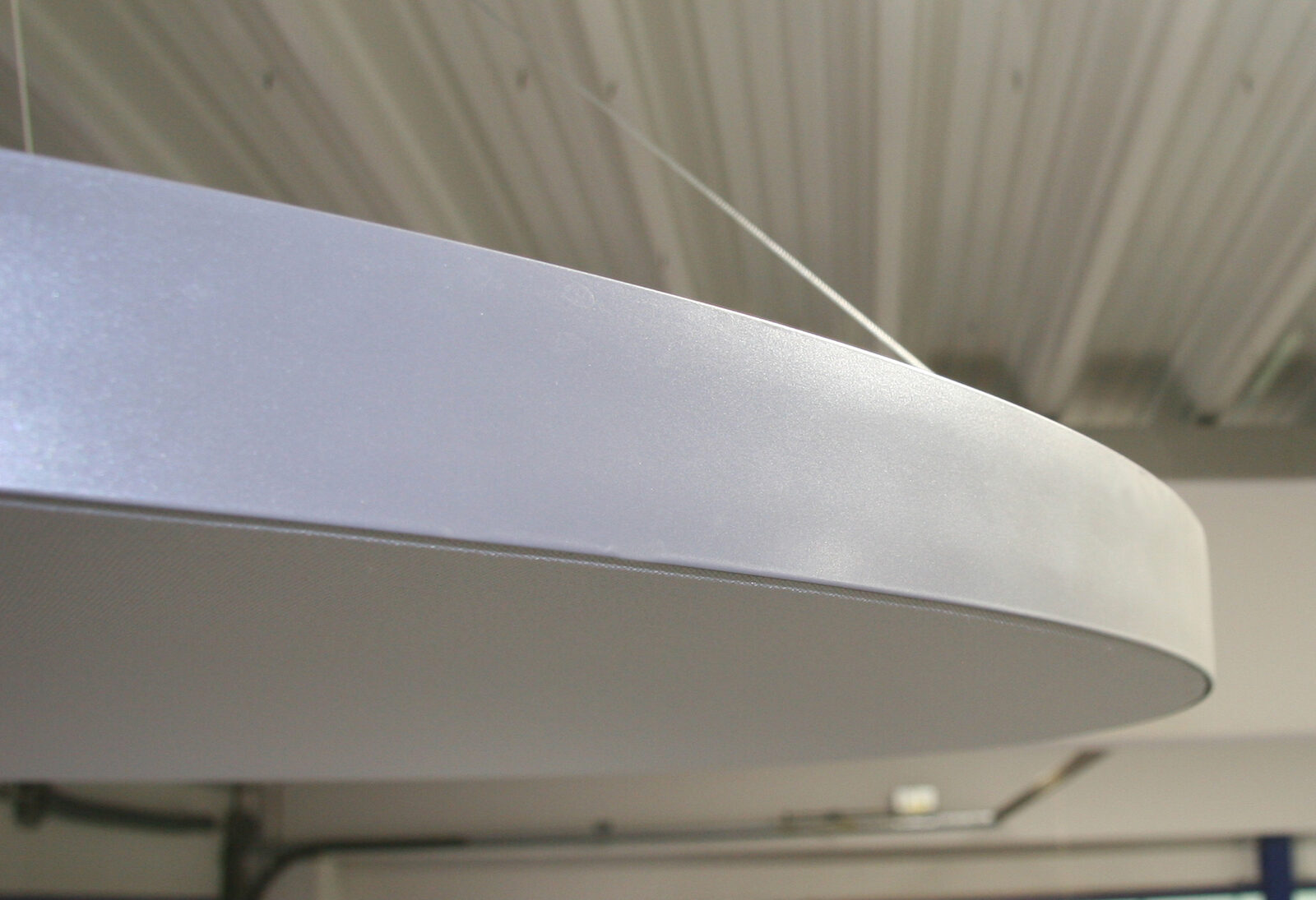 Detailansicht des Aluminiumrahmens eines runden Deckensegels