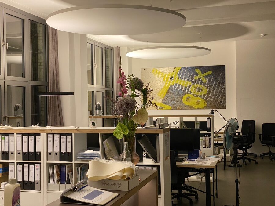Deckensegel im Büro zur Schallabsorption