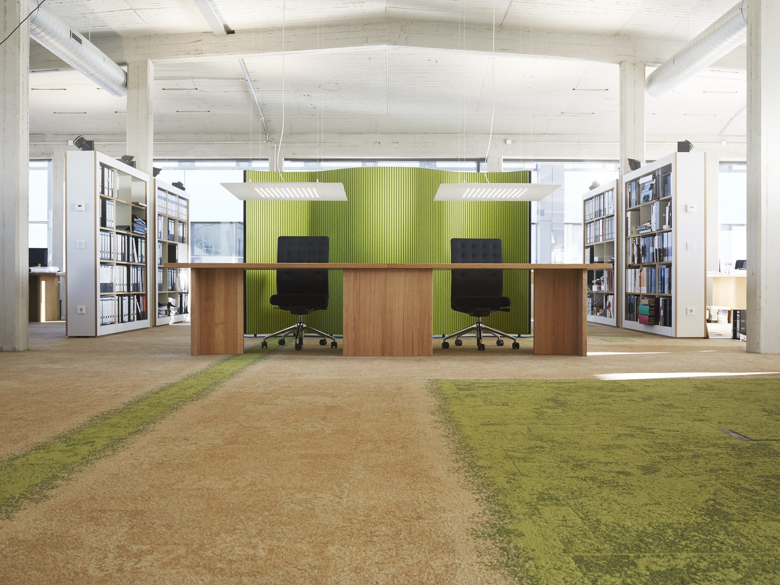 JOIN Trennwände als grüne Raumzone zwischen Bibliotheksregalen