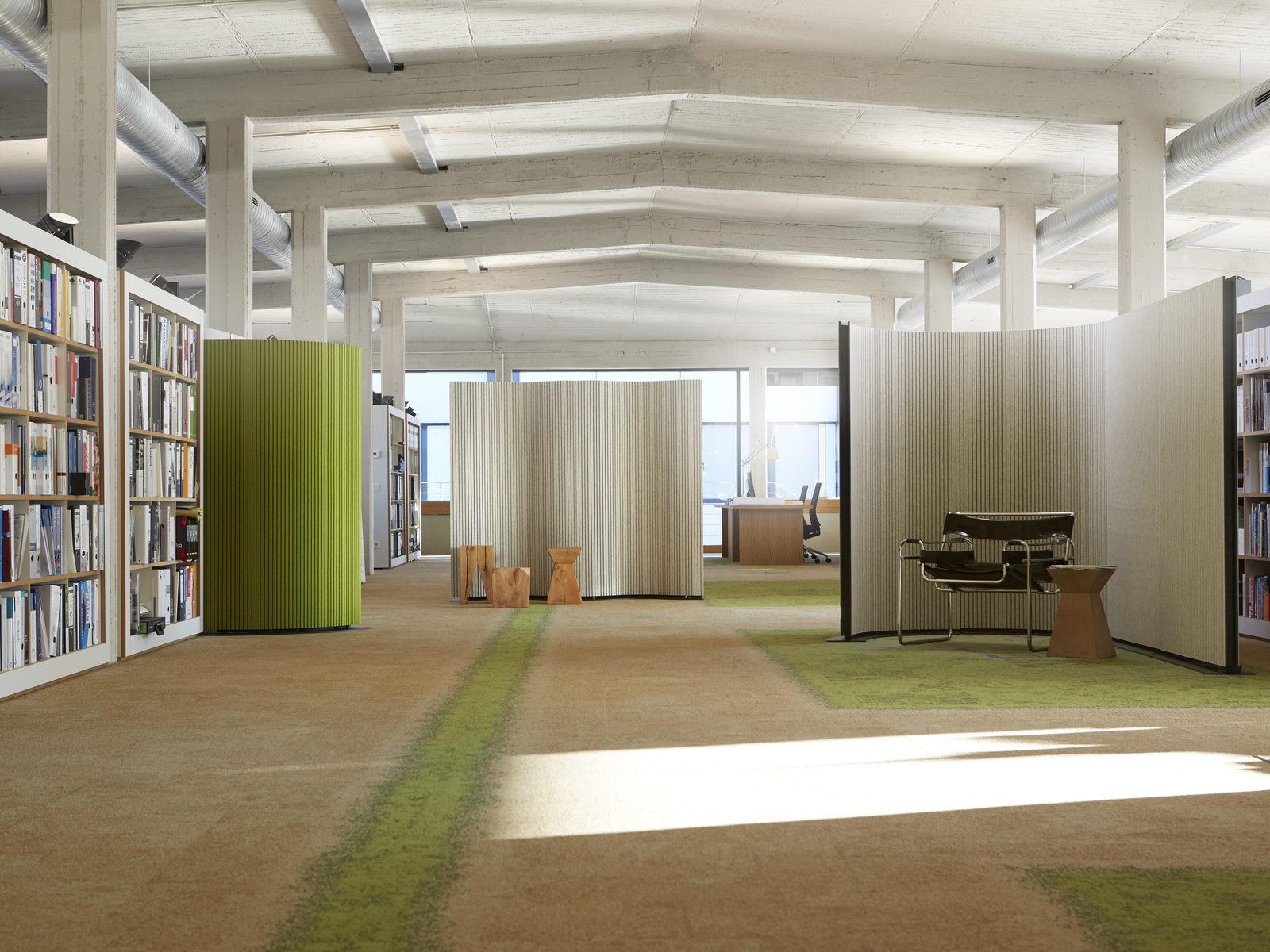 Freistehende JOIN Module gliedern eine offene Bibliotheksfläche