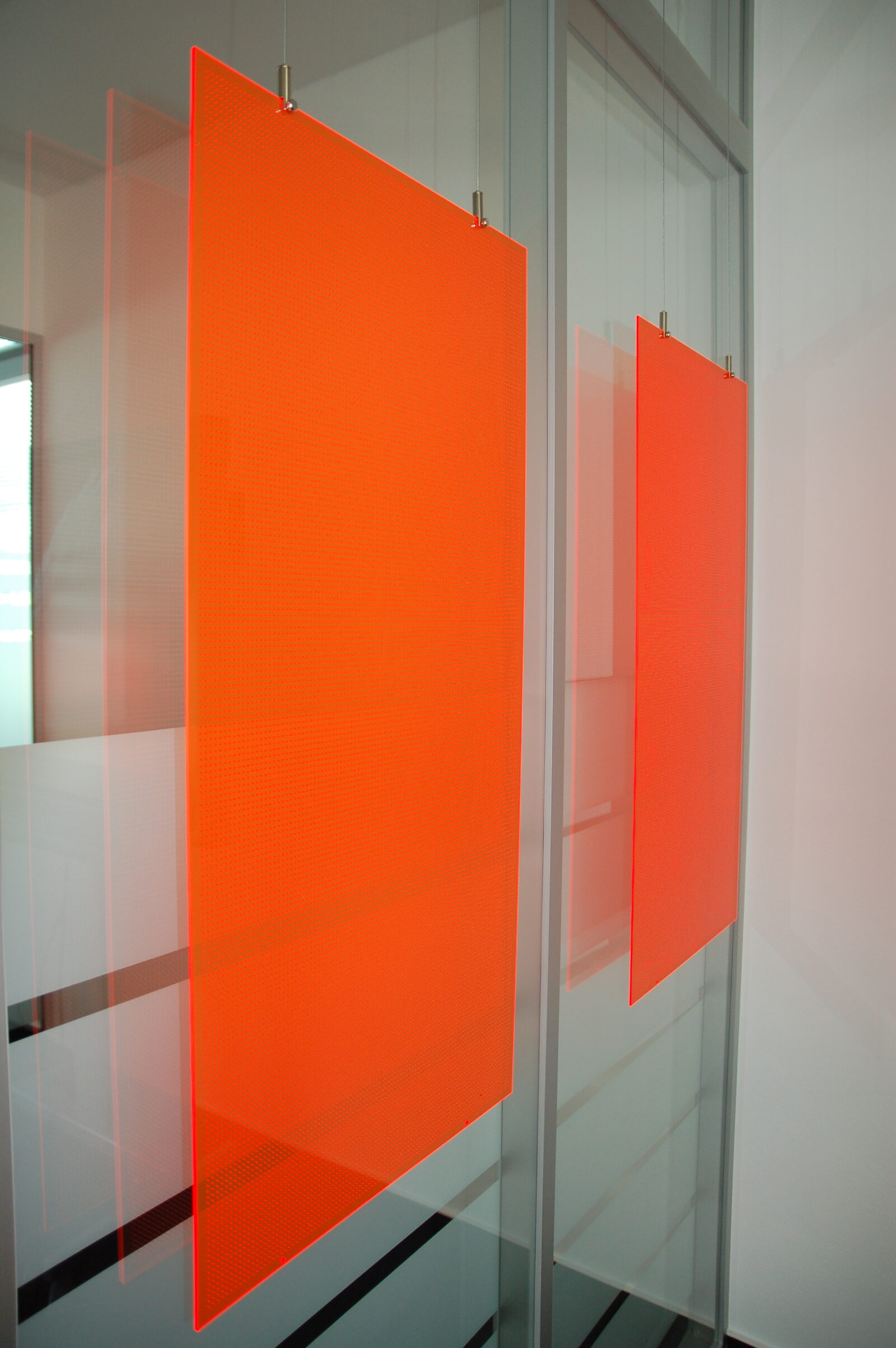 Orangefarbene Folienabsorber über einer Glasfläche