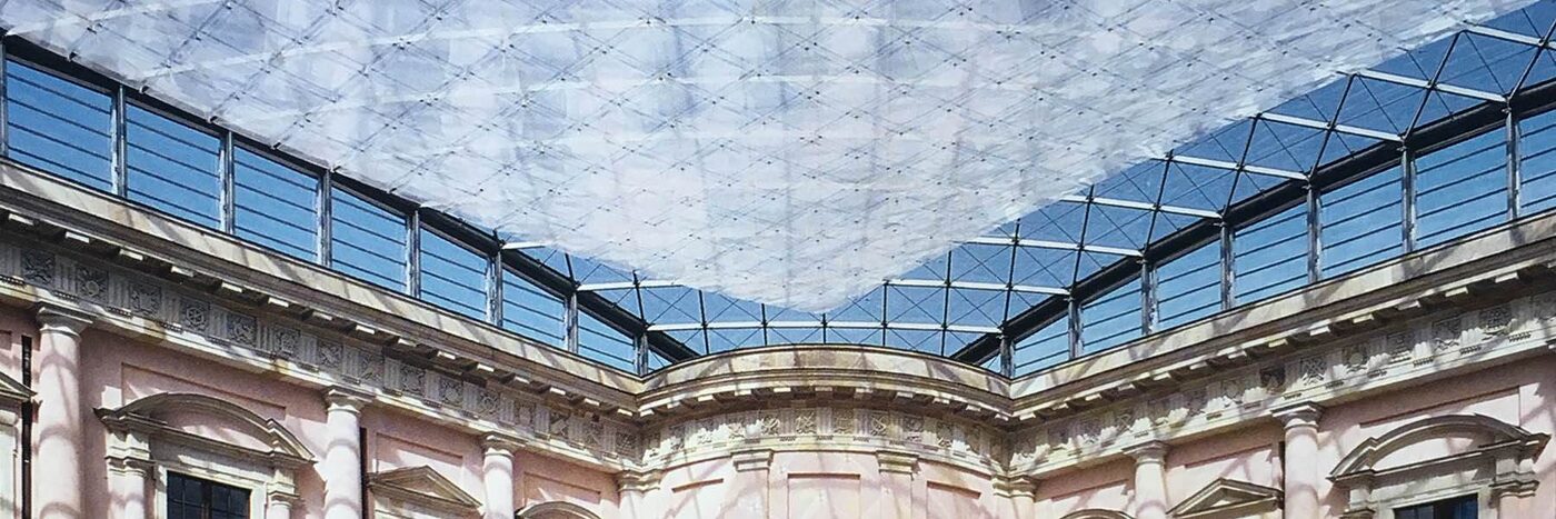 Transluzenter Folienabsorber mit MICROSORBER® unter einer Glasdach-Konstruktion