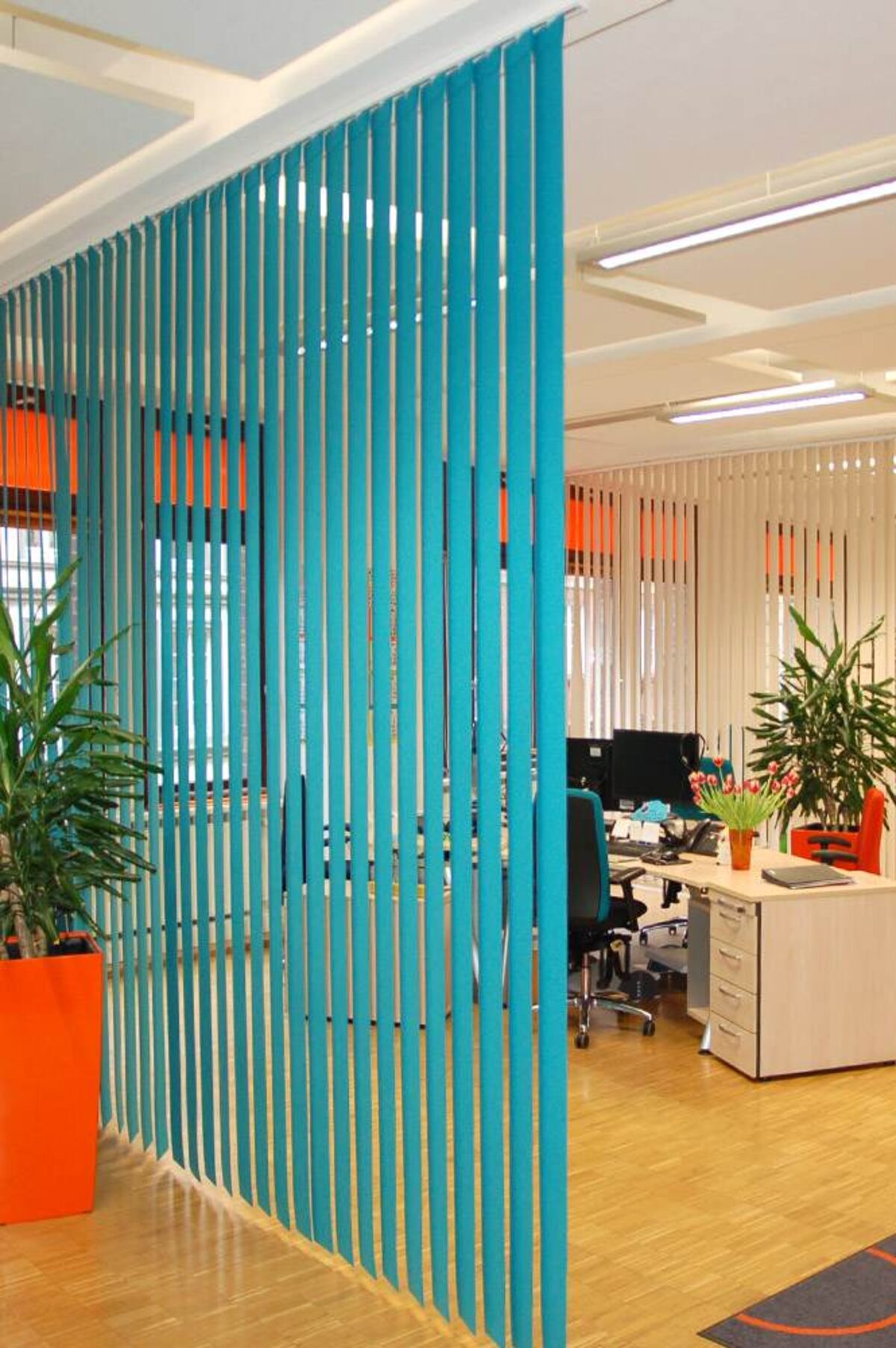 Akustische Lamellen als textile Trennwand im Büro