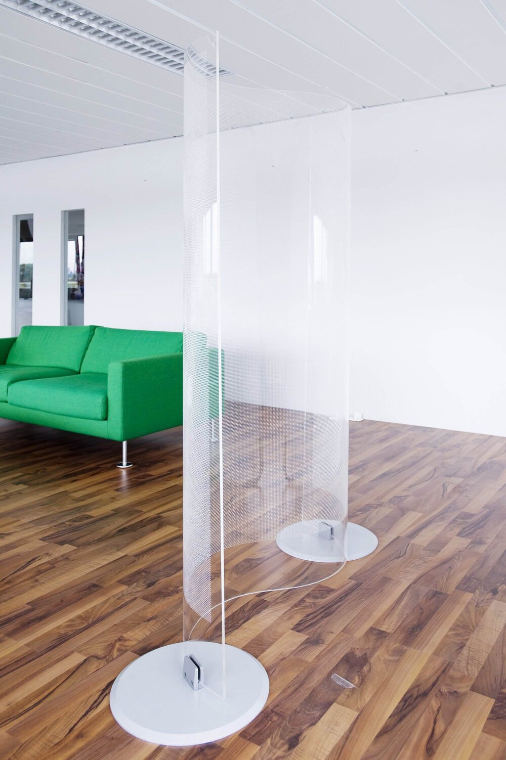 Transparentes, mikroperforiertes PLEXIGLAS®-Akustikelement