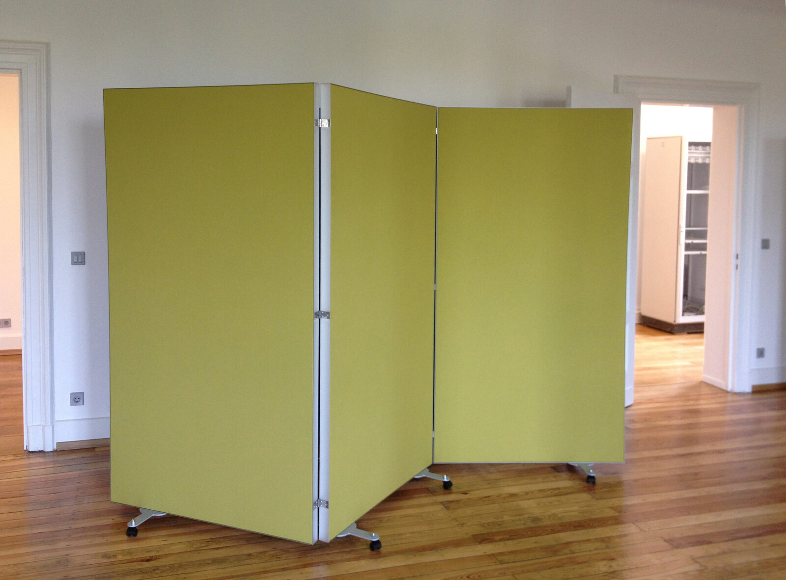 Gelbe dreiteilige Akustik-Rollwand