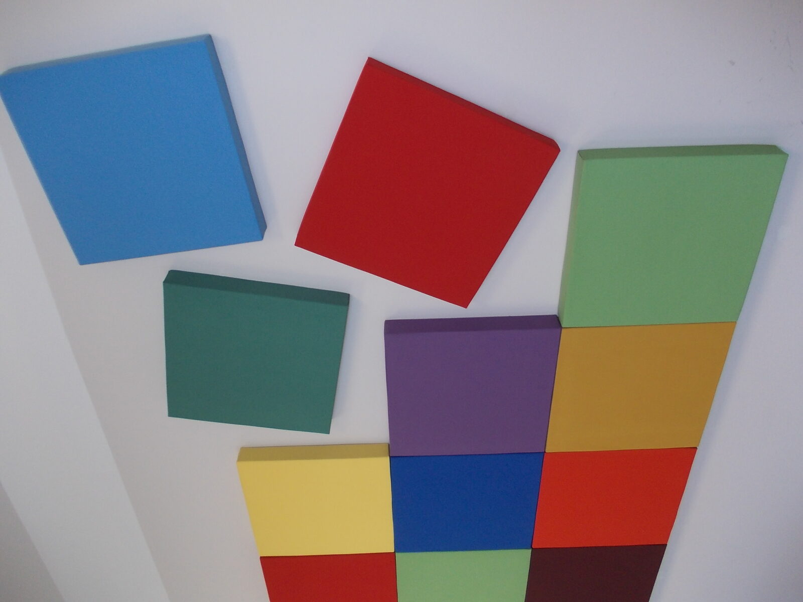 Schallabsorber-Quadrate in vielen Farben an der Wand