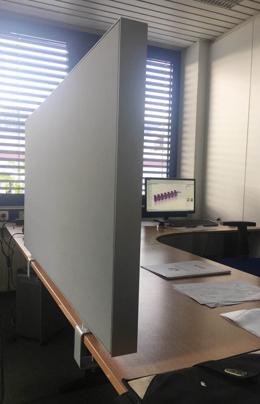Schreibtischabsorber von der Seite
