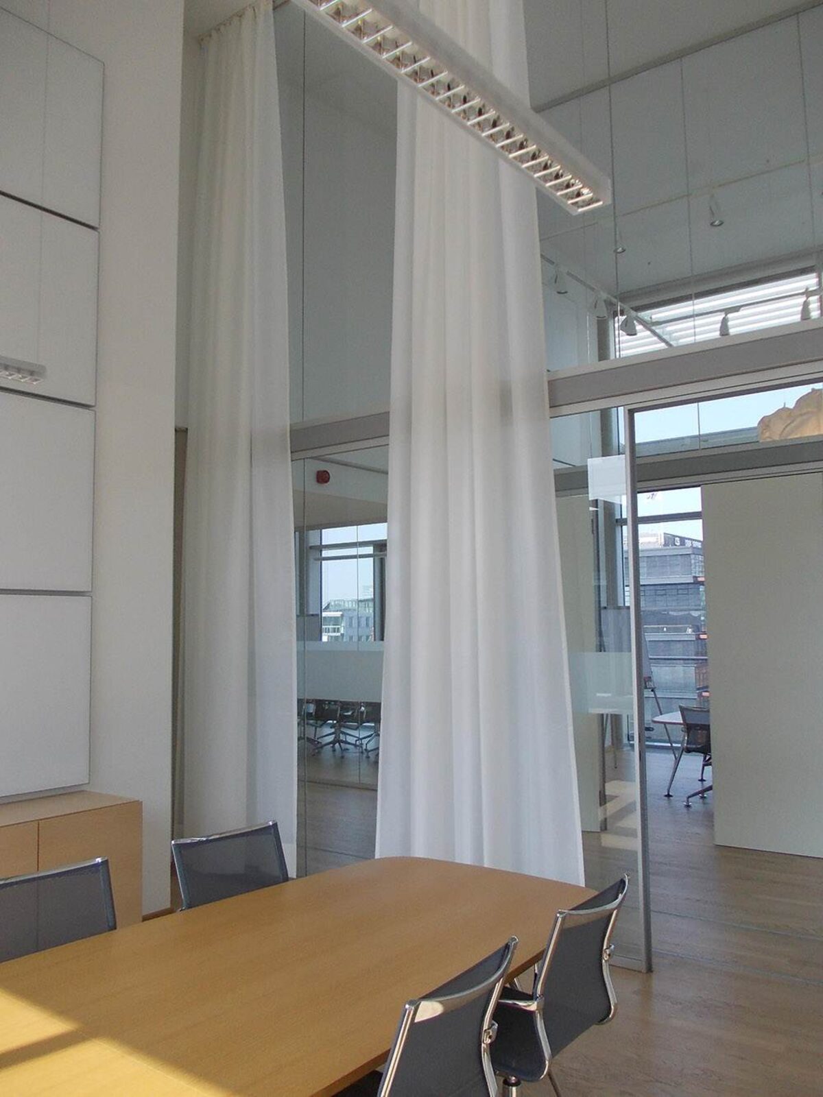 Transparenter Schallschutzvorhang am Fenster