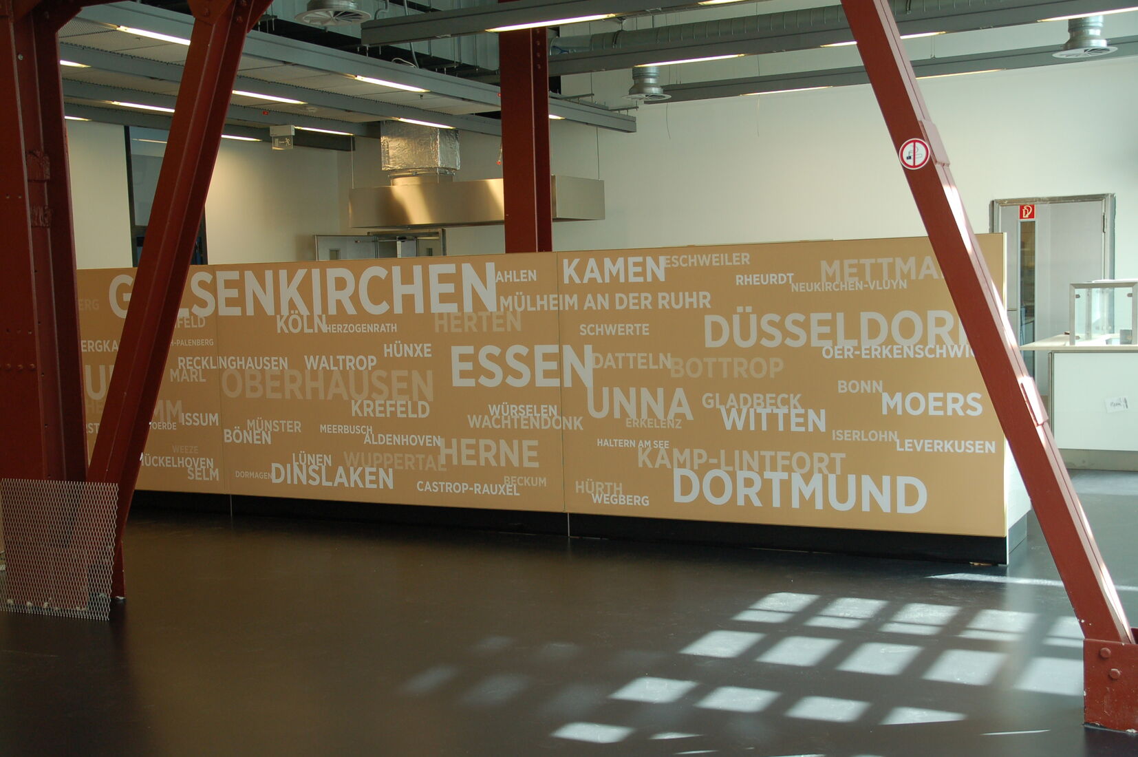 Industriehalle mit großflächigen Akustik-Absorbern